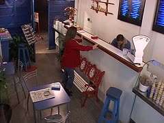 Kellner kriegt Blowjob im Café
