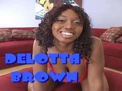 Delotta Brown angelt sich mit ihren Mega Titten zwei BBCs