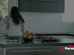 Lesbenfick in der Küche mit Taylor Vixen
