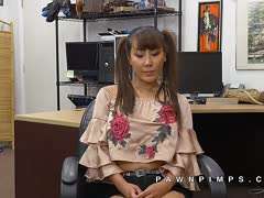 Tiffany Rain saugt Schwanz im Büro