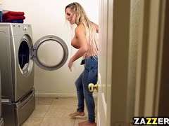 Tegan White in der Waschküche gevögelt
