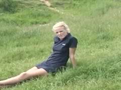 Schüchterne Blondine zeigt ihren weißen Slip auf der Weide