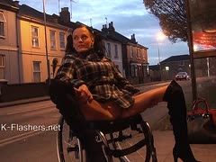 Exhibitionistisches Luder in Rollstuhl zeigt die Möse