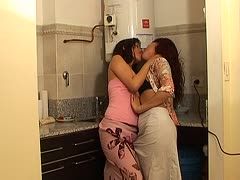 Zwei lesbische Latinas flirten und knutschen in der Küche