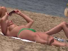 Blondes Amateurgirl am Urlaubsstrand oben ohne gefilmt Blondes Amateurgirl am Urlaubsstrand oben ohne gefilmt