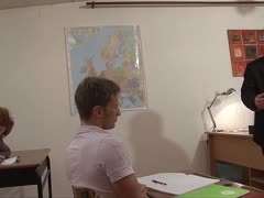 Lehrer und Schüler poppen nuttige Schülerin beim Nachhilfeunterricht Lehrer und Schüler poppen nuttige Schülerin beim Nachhilfeunterricht