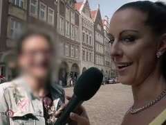 Deutsches Paar fickt und Reporterin fingert sich daneben