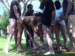 Outdoor Gangbang mit dunkelhaarigem Bondagegirl