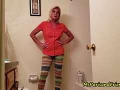 natursekt,reife blondine,badezimmer,blonde oma,rasierte blondine,oma beim pissen