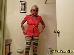 natursekt,reife blondine,badezimmer,blonde oma,rasierte blondine,oma beim pissen