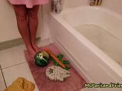 natursekt,reife blondine,badezimmer,blonde oma,rasierte blondine,oma beim pissen