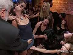pornos-fuer-frauen hardcore-pornos anal-pornos faustficken-pornos anal fisting, vibrator, eingeölter arsch, pov, fesseln, arsch dehnung