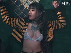 hardcore-pornos fetisch-pornos asiatische-pornos tattoo, gefesselt, gefängnis, polizei, folterinstrumente, gefangen