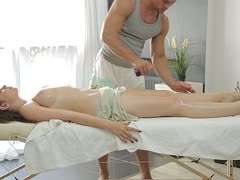 amateur-pornos massage-pornos fingern, muschi fingern, amateur girl, massage, eingeölte titten, massieren