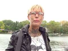 blonde schlampe,strapse,doggystyle,deutsche blondine,casting,tätowierte blondine