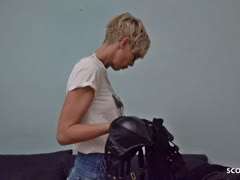 blonde schlampe,strapse,doggystyle,deutsche blondine,casting,tätowierte blondine