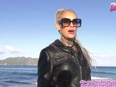 deutsche-pornos milf-pornos amateur-pornos eingeölt, tätowierte milf, verführen, hotel, schlank, silikonbrüste