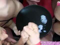 deutsche-pornos gruppensex-pornos abspritzen-pornos hart ficken, mollige schlampe, versaut, massenbesamung, dunkelhaarig, deutsche beim gruppensex